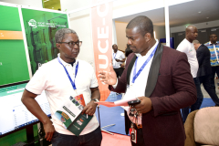 Echange avec un visiteur du stand de GUCE-CI