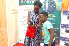 Visiteurs du stand de GUCE CI
