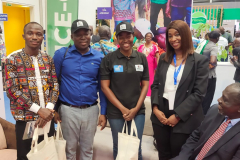 Visiteurs du stand de GUCE CI